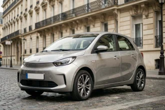 Citadine électrique moderne garée sur un pavé parisien avec façades haussmanniennes en arrière-plan